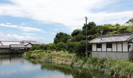 I tried walking the Yama-no-be-no-michi outside Nara. The temperature shot up to 34 degrees and I called it quits about 2/3rds of the way along, but not before seeing many picturesque views & villages